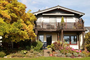 Gartenansicht seriell saniertes Haus mit Balkon
